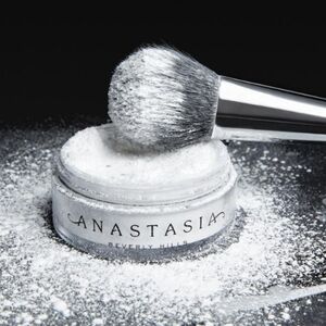 ANASTASIA BEVERLY HILLS TRANSLUCENT LOOSE SETTING POWDER.